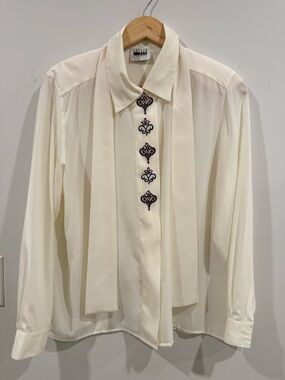 Leslie Fay Ivory Blouse with Embroidered Accents